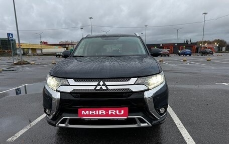 Mitsubishi Outlander III рестайлинг 3, 2019 год, 2 800 000 рублей, 3 фотография