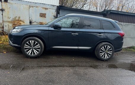 Mitsubishi Outlander III рестайлинг 3, 2019 год, 2 800 000 рублей, 10 фотография