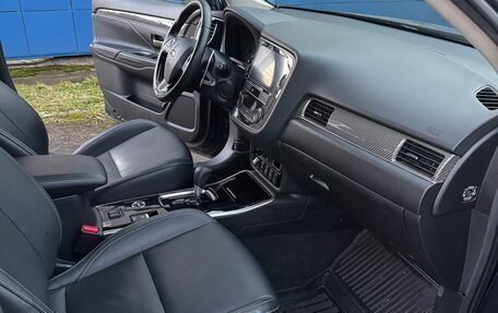 Mitsubishi Outlander III рестайлинг 3, 2019 год, 2 800 000 рублей, 12 фотография