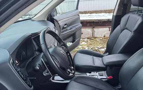 Mitsubishi Outlander III рестайлинг 3, 2019 год, 2 800 000 рублей, 14 фотография