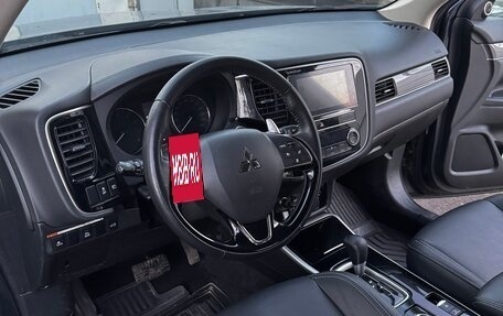 Mitsubishi Outlander III рестайлинг 3, 2019 год, 2 800 000 рублей, 13 фотография