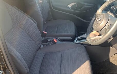 Toyota Yaris, 2022 год, 1 100 000 рублей, 9 фотография