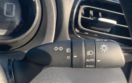 Toyota Yaris, 2022 год, 1 100 000 рублей, 22 фотография