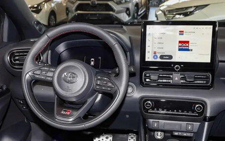 Toyota Yaris, 2025 год, 2 750 000 рублей, 11 фотография