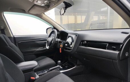 Mitsubishi Outlander III рестайлинг 3, 2020 год, 1 889 000 рублей, 11 фотография