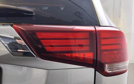 Mitsubishi Outlander III рестайлинг 3, 2020 год, 1 889 000 рублей, 10 фотография