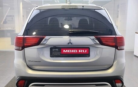 Mitsubishi Outlander III рестайлинг 3, 2020 год, 1 889 000 рублей, 6 фотография