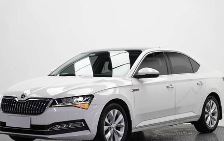 Skoda Superb III рестайлинг, 2022 год, 1 555 000 рублей, 1 фотография