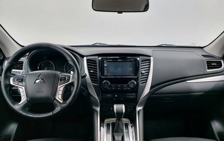 Mitsubishi Pajero Sport III рестайлинг, 2018 год, 3 199 000 рублей, 12 фотография