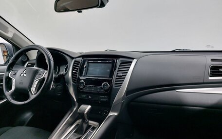 Mitsubishi Pajero Sport III рестайлинг, 2018 год, 3 199 000 рублей, 13 фотография