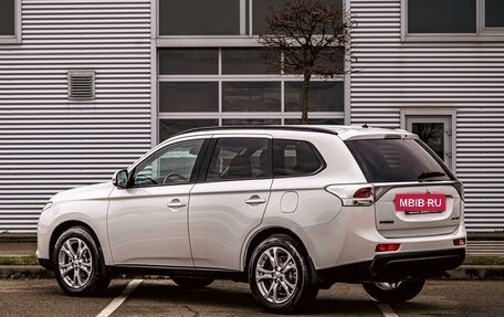 Mitsubishi Outlander III рестайлинг 3, 2013 год, 1 295 000 рублей, 4 фотография