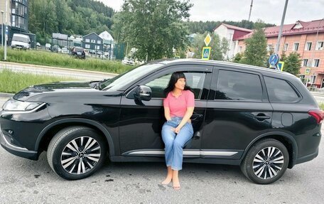 Mitsubishi Outlander III рестайлинг 3, 2020 год, 2 700 000 рублей, 1 фотография