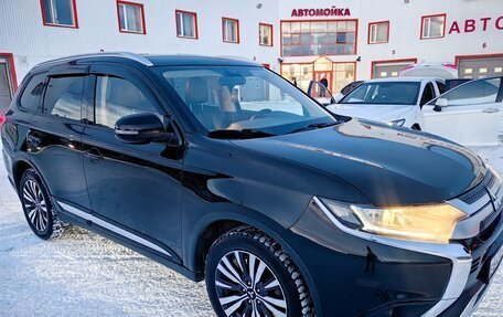 Mitsubishi Outlander III рестайлинг 3, 2020 год, 2 700 000 рублей, 2 фотография