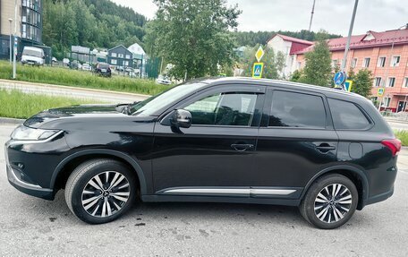 Mitsubishi Outlander III рестайлинг 3, 2020 год, 2 700 000 рублей, 3 фотография