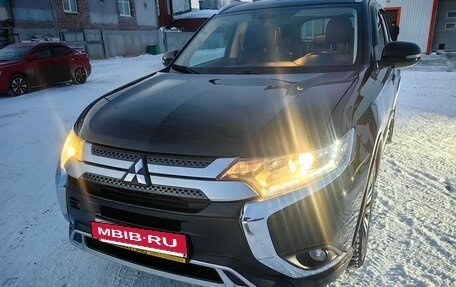 Mitsubishi Outlander III рестайлинг 3, 2020 год, 2 700 000 рублей, 5 фотография