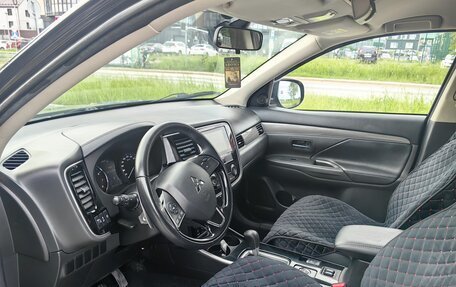 Mitsubishi Outlander III рестайлинг 3, 2020 год, 2 700 000 рублей, 7 фотография