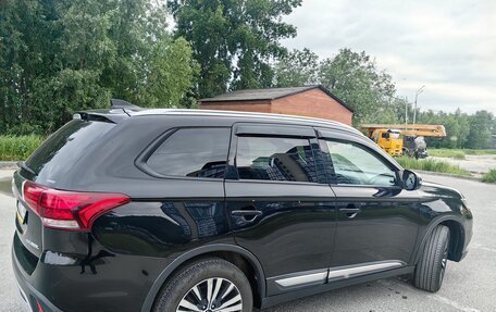 Mitsubishi Outlander III рестайлинг 3, 2020 год, 2 700 000 рублей, 12 фотография