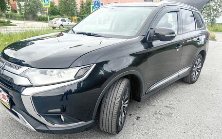 Mitsubishi Outlander III рестайлинг 3, 2020 год, 2 700 000 рублей, 13 фотография