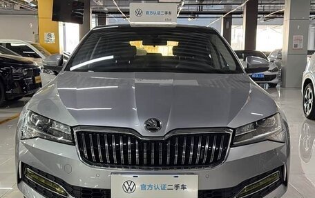 Skoda Superb III рестайлинг, 2022 год, 2 400 000 рублей, 2 фотография