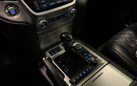 Toyota Land Cruiser 200, 2017 год, 6 340 000 рублей, 24 фотография