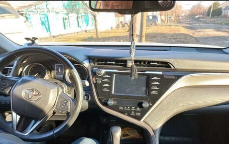 Toyota Camry, 2018 год, 2 600 000 рублей, 5 фотография