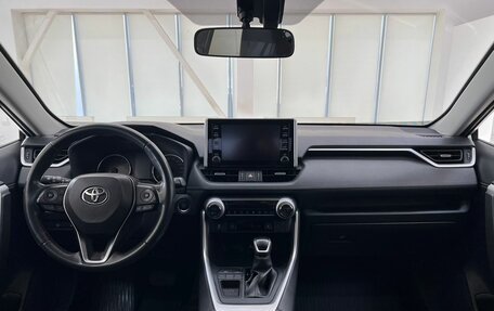 Toyota RAV4, 2019 год, 3 100 000 рублей, 13 фотография