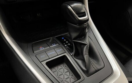 Toyota RAV4, 2019 год, 3 100 000 рублей, 24 фотография