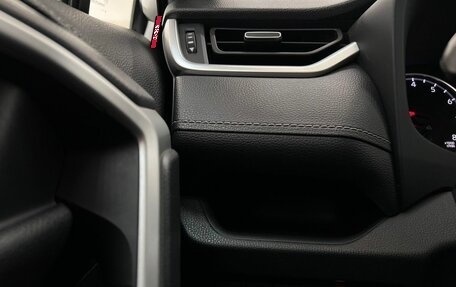 Toyota RAV4, 2019 год, 3 100 000 рублей, 28 фотография