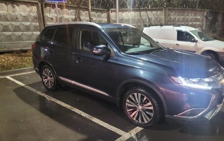 Mitsubishi Outlander III рестайлинг 3, 2018 год, 1 850 000 рублей, 1 фотография