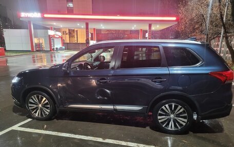 Mitsubishi Outlander III рестайлинг 3, 2018 год, 1 850 000 рублей, 2 фотография