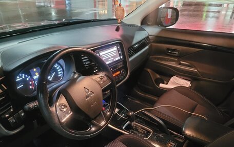 Mitsubishi Outlander III рестайлинг 3, 2018 год, 1 850 000 рублей, 10 фотография