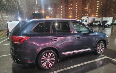 Mitsubishi Outlander III рестайлинг 3, 2018 год, 1 850 000 рублей, 6 фотография