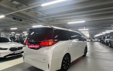 Toyota Alphard, 2024 год, 11 000 000 рублей, 3 фотография