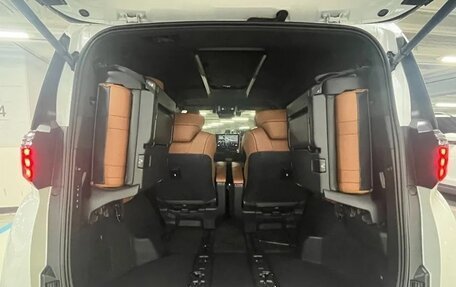 Toyota Alphard, 2024 год, 11 000 000 рублей, 16 фотография