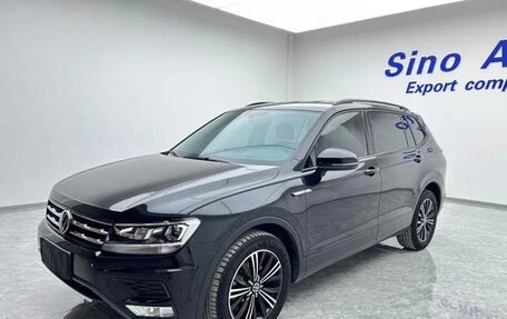 Volkswagen Tiguan II, 2021 год, 2 120 000 рублей, 3 фотография