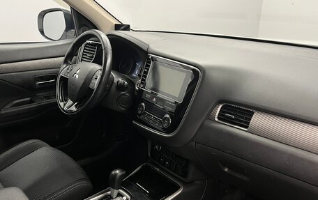 Mitsubishi Outlander III рестайлинг 3, 2018 год, 1 999 000 рублей, 21 фотография