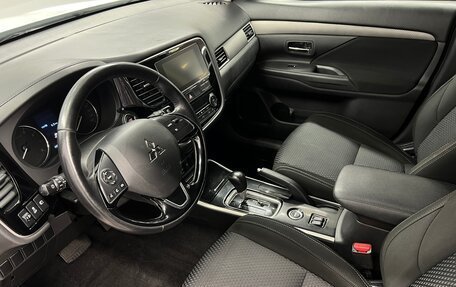 Mitsubishi Outlander III рестайлинг 3, 2018 год, 1 999 000 рублей, 10 фотография