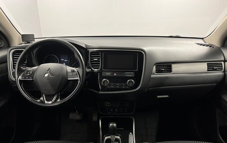 Mitsubishi Outlander III рестайлинг 3, 2018 год, 1 999 000 рублей, 23 фотография