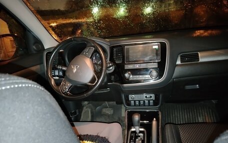 Mitsubishi Outlander III рестайлинг 3, 2018 год, 1 600 000 рублей, 5 фотография