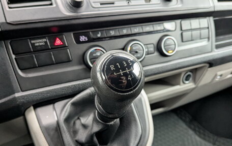 Volkswagen Caravelle T6 рестайлинг, 2016 год, 3 350 000 рублей, 26 фотография