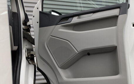 Volkswagen Caravelle T6 рестайлинг, 2016 год, 3 350 000 рублей, 24 фотография