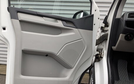 Volkswagen Caravelle T6 рестайлинг, 2016 год, 3 350 000 рублей, 19 фотография