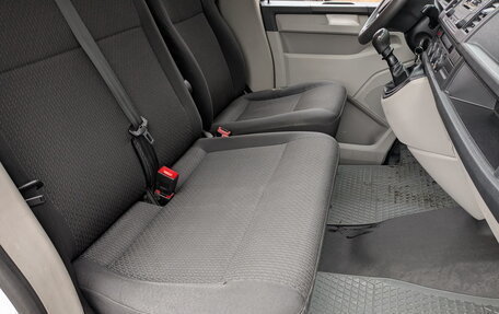 Volkswagen Caravelle T6 рестайлинг, 2016 год, 3 350 000 рублей, 23 фотография