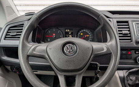 Volkswagen Caravelle T6 рестайлинг, 2016 год, 3 350 000 рублей, 21 фотография