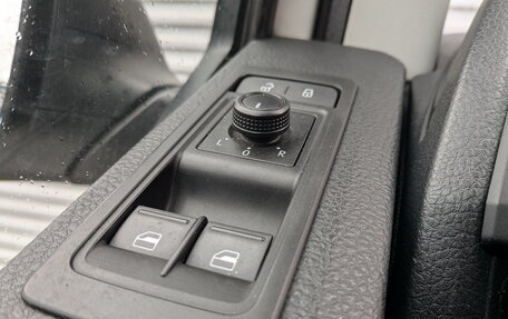 Volkswagen Caravelle T6 рестайлинг, 2016 год, 3 350 000 рублей, 27 фотография