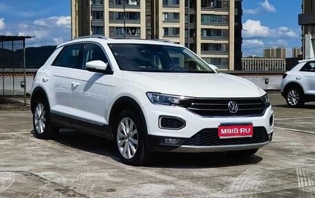 Volkswagen T-Roc I, 2022 год, 1 560 000 рублей, 1 фотография