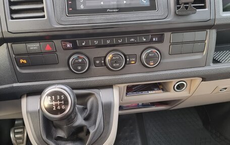 Volkswagen Caravelle T6 рестайлинг, 2017 год, 2 900 000 рублей, 16 фотография