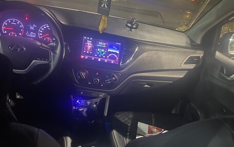 Hyundai Solaris II рестайлинг, 2019 год, 900 000 рублей, 5 фотография