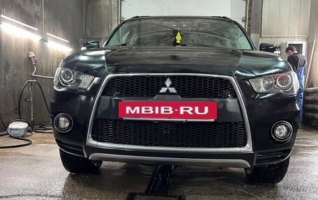Mitsubishi Outlander III рестайлинг 3, 2011 год, 1 350 000 рублей, 2 фотография
