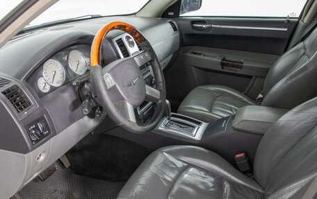 Chrysler 300C II, 2004 год, 560 000 рублей, 10 фотография